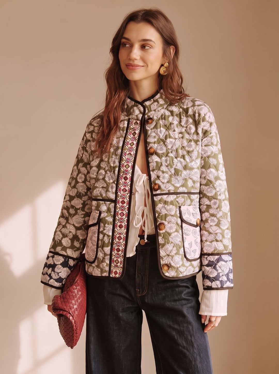 Damen Böhmische Steppjacke mit Blumenmuster und Pattentaschen