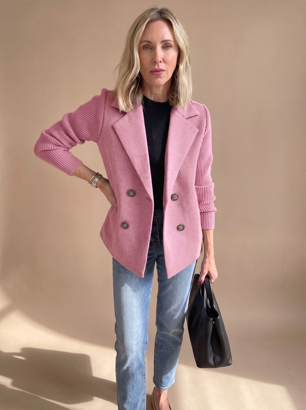 Damen Blazer mit Strickärmeln doppelreihiger Knopfleiste tailliertem Schnitt - Rosa