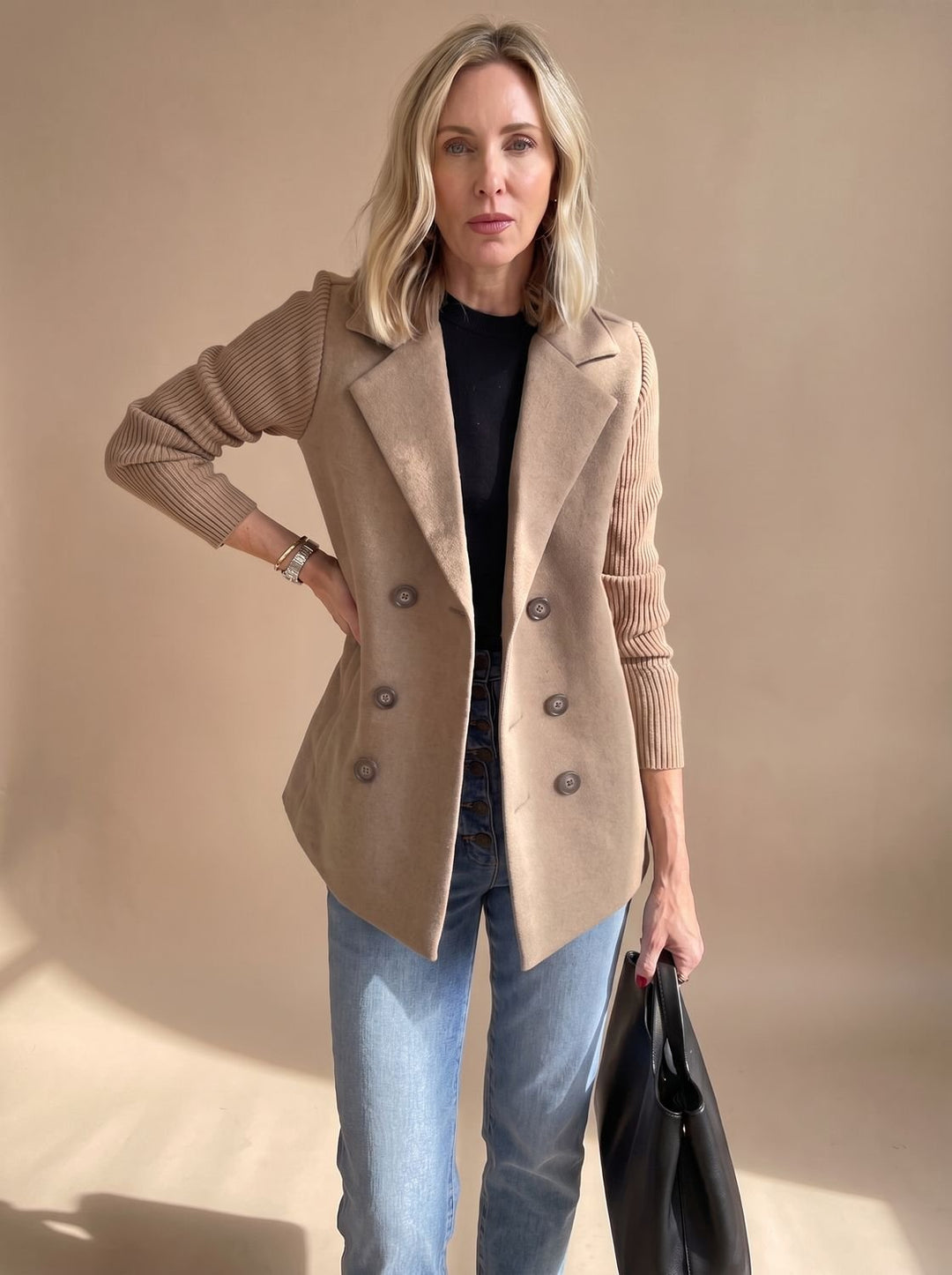 Damen Blazer mit Strickärmeln doppelreihiger Knopfleiste tailliertem Schnitt