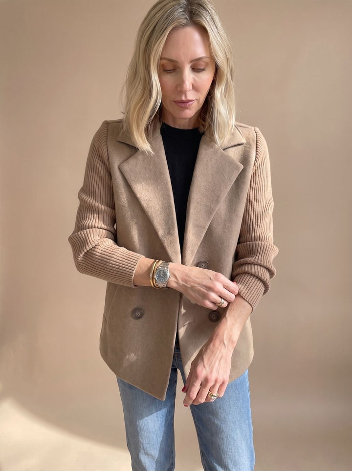 Damen Blazer mit Strickärmeln doppelreihiger Knopfleiste tailliertem Schnitt