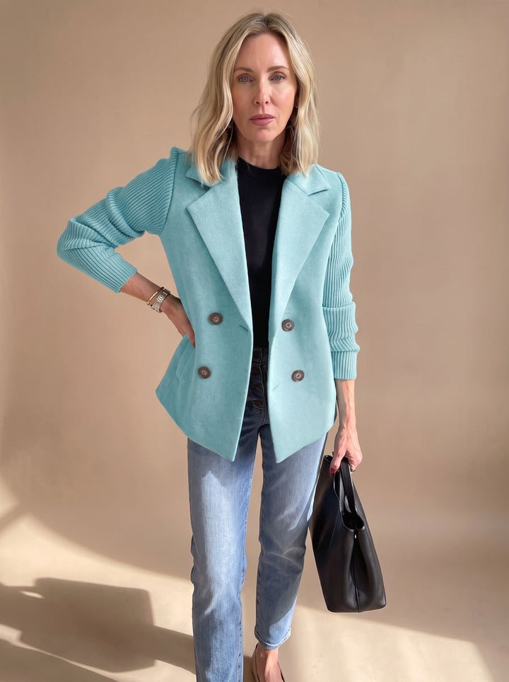 Damen Blazer mit Strickärmeln doppelreihiger Knopfleiste tailliertem Schnitt - Hellblau