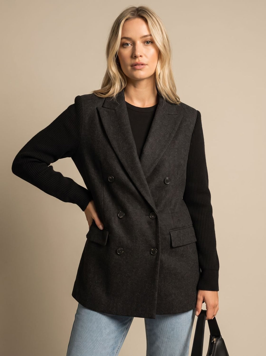 Damen Blazer mit Strickärmeln doppelreihiger Knopfleiste tailliertem Schnitt - Schwarz