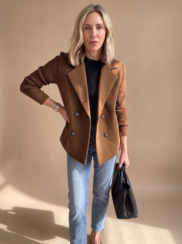 Damen Blazer mit Strickärmeln doppelreihiger Knopfleiste tailliertem Schnitt - Dunkelbraun