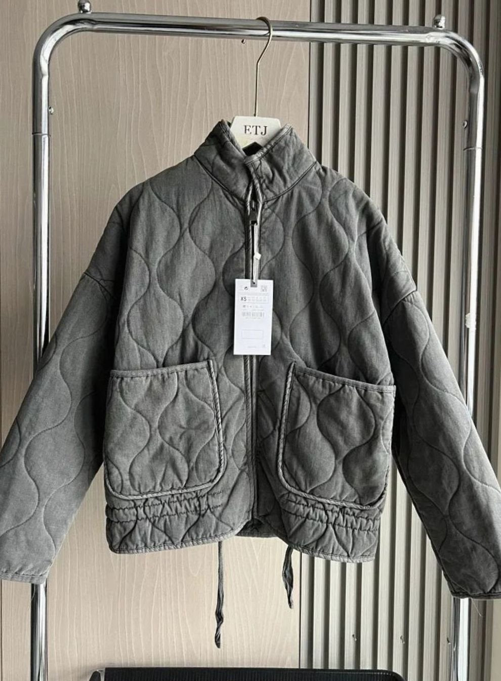 Damen Cropped Steppjacke mit Stehkragen Reißverschluss und Taschen