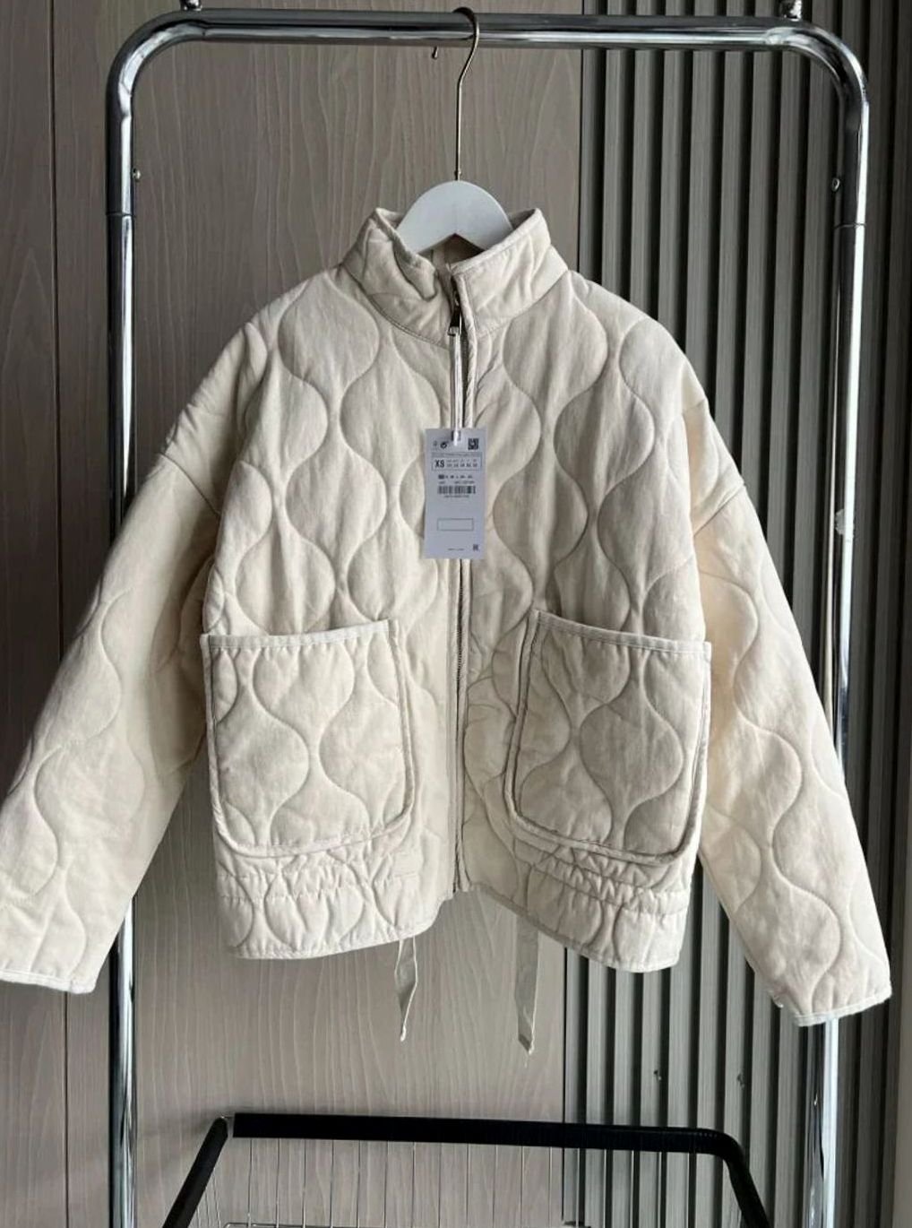 Damen Cropped Steppjacke mit Stehkragen Reißverschluss und Taschen - Beige
