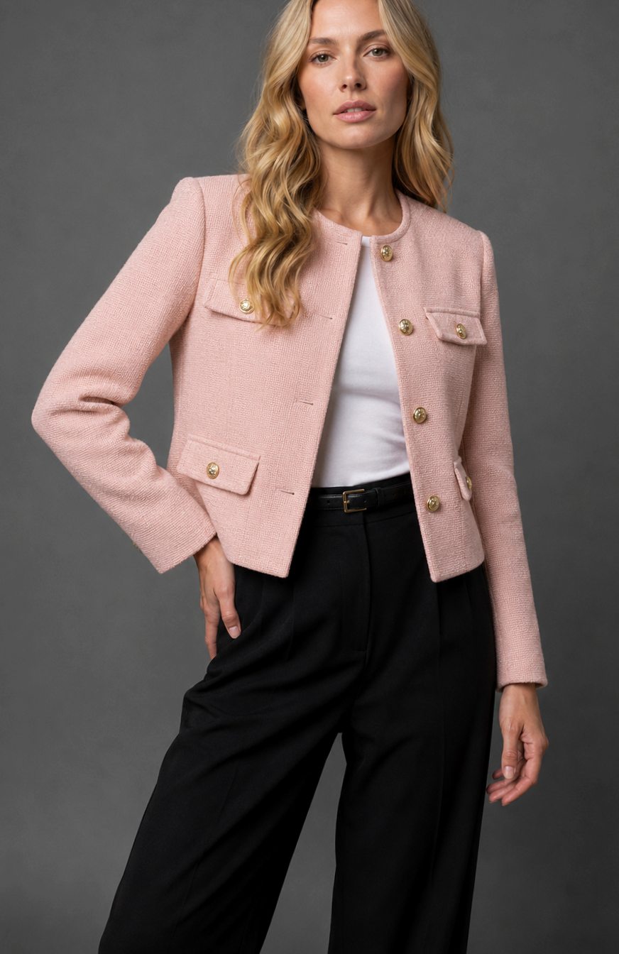 Damen Cropped Tweed Blazer mit Goldknöpfen und Pattentaschen - Hellrosa