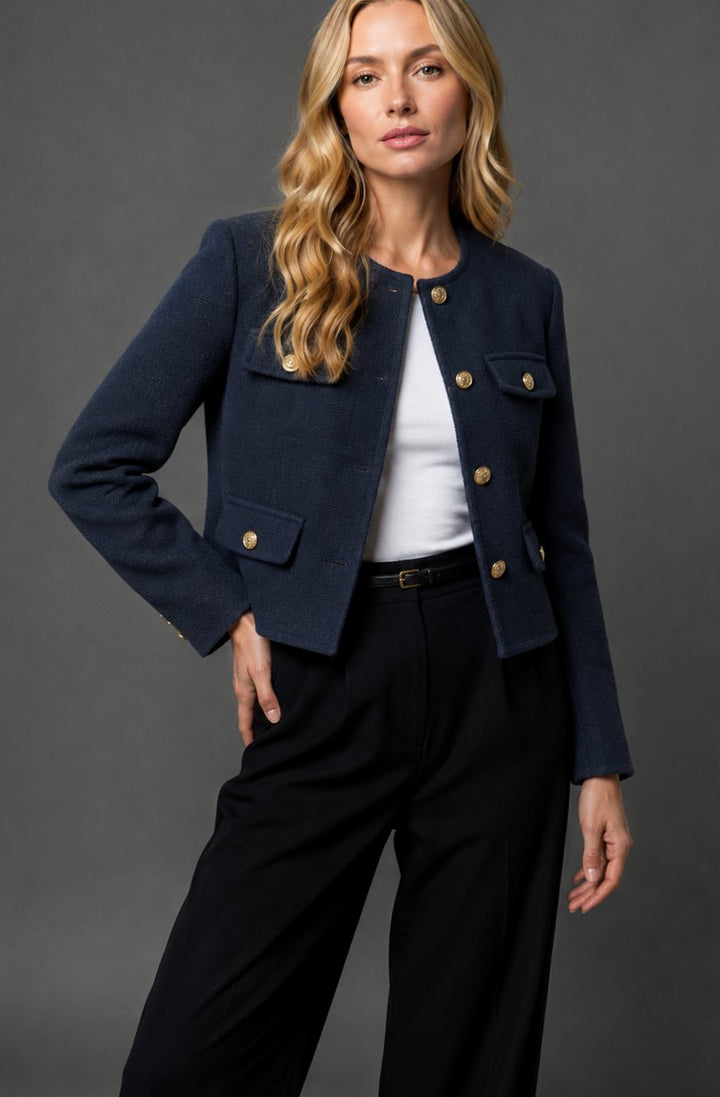 Damen Cropped Tweed Blazer mit Goldknöpfen und Pattentaschen - Marineblau