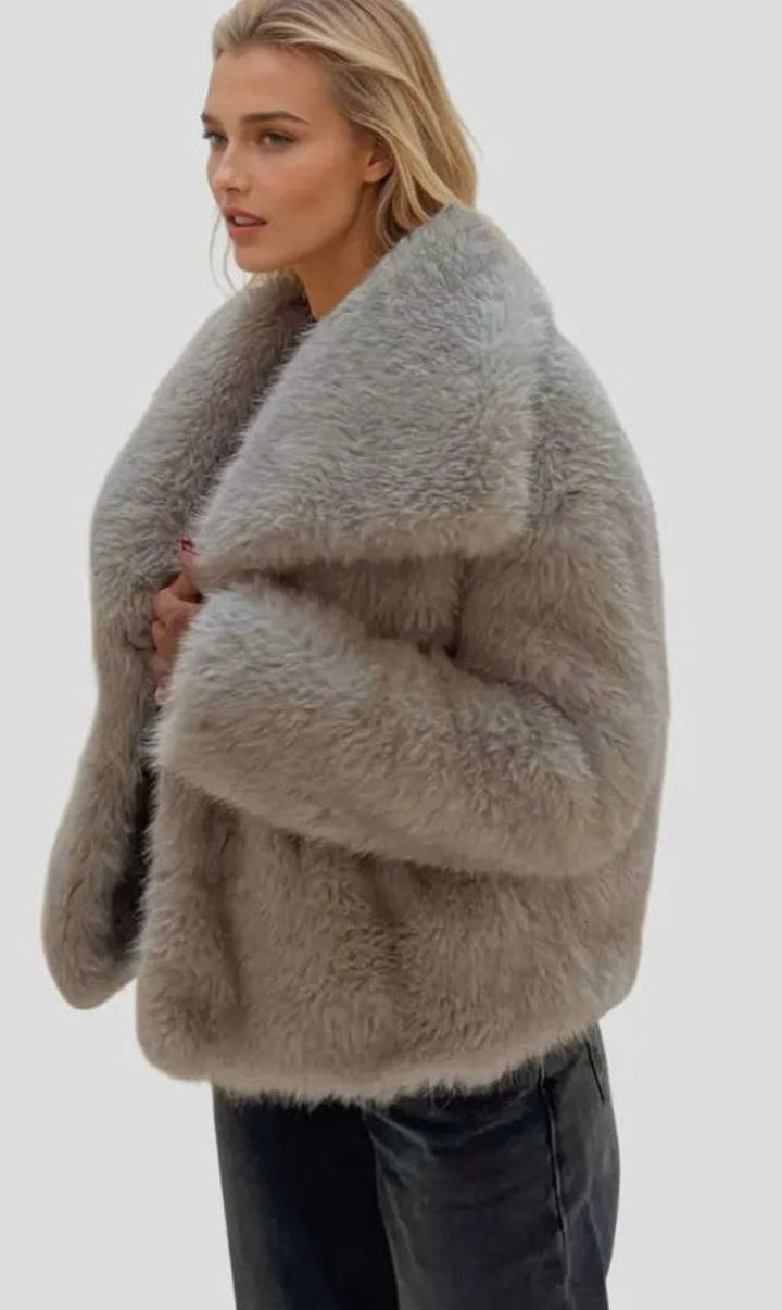 Damen Flauschige Kunstfell-Jacke mit Oversized Revers