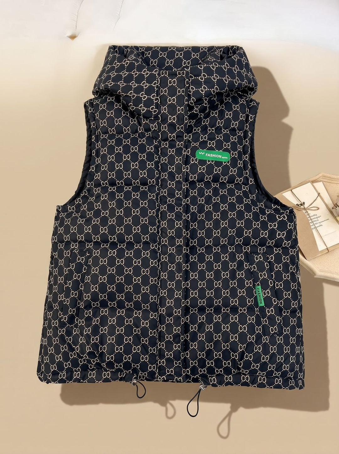 Damen Gesteppter Kapuzen-Bodywarmer mit Allover-Print - Schwarz