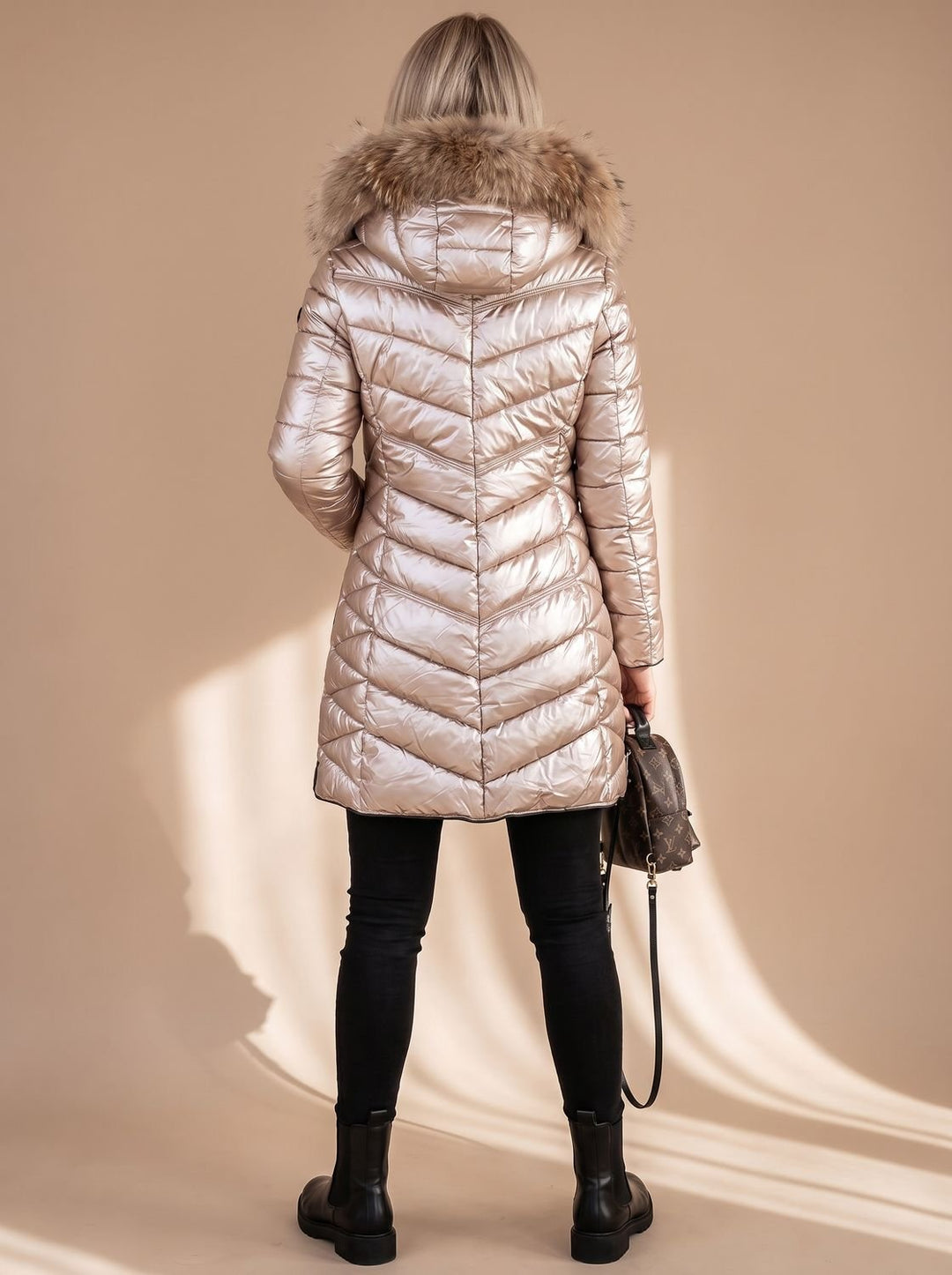 Damen Glänzende Steppjacke mit Kunstfellkapuze und Reißverschlusstaschen