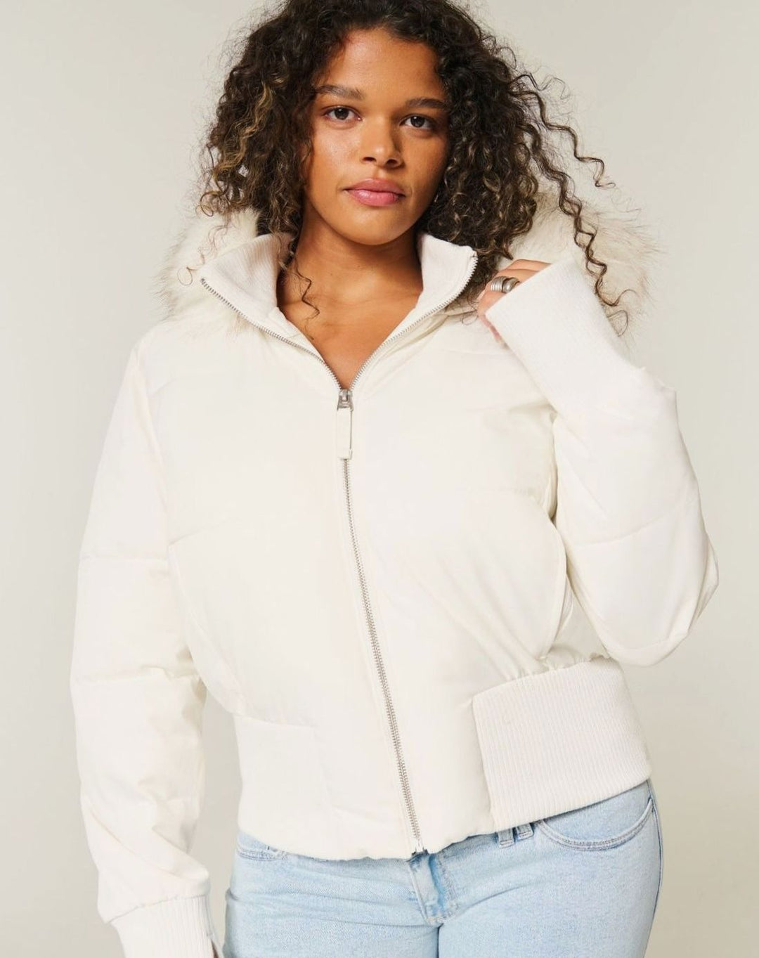 Damen Kurze Pufferjacke mit Fellkapuze und Frontreißverschluss - Weiß