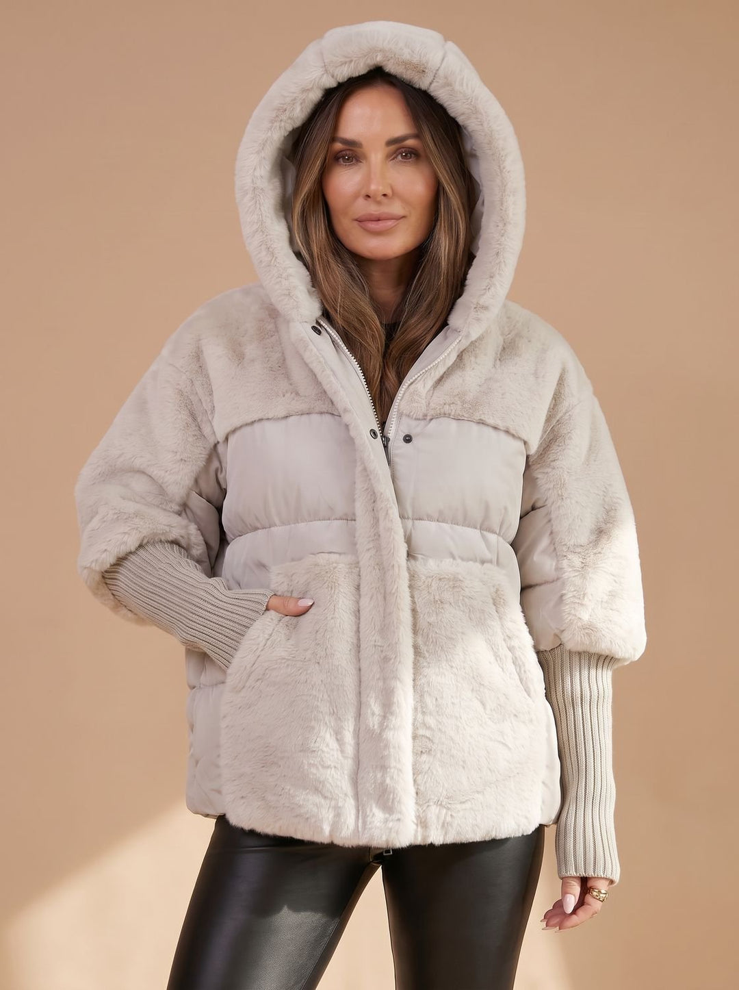 Damen Kurze Steppjacke mit Kunstfell-Kapuze Rippstrick-Bündchen