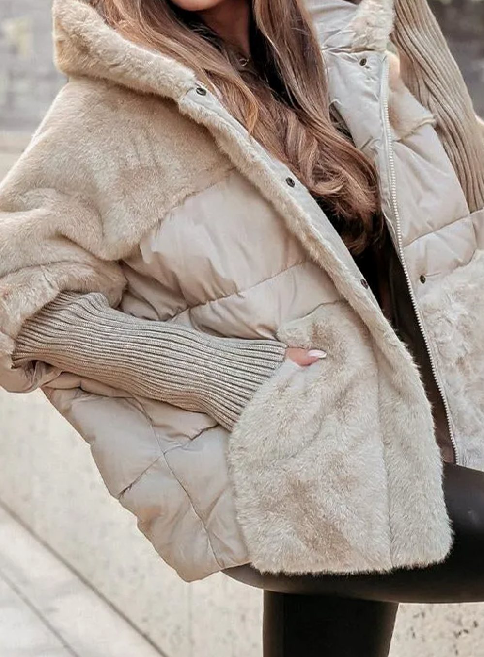 Damen Kurze Steppjacke mit Kunstfell-Kapuze Rippstrick-Bündchen