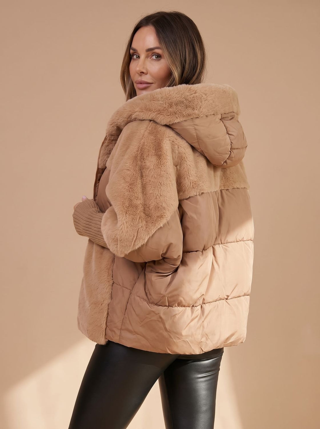 Damen Kurze Steppjacke mit Kunstfell-Kapuze Rippstrick-Bündchen