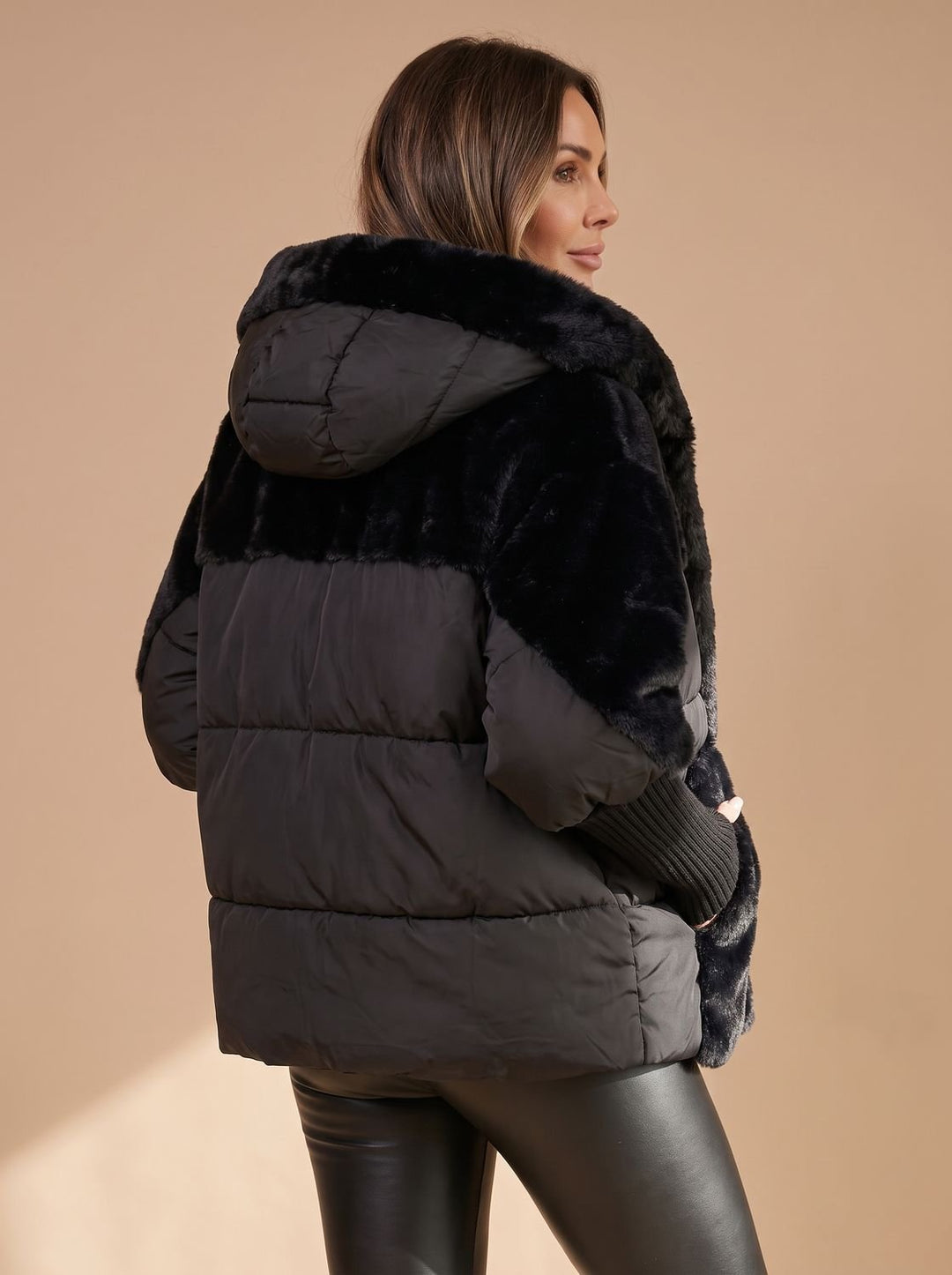 Damen Kurze Steppjacke mit Kunstfell-Kapuze Rippstrick-Bündchen