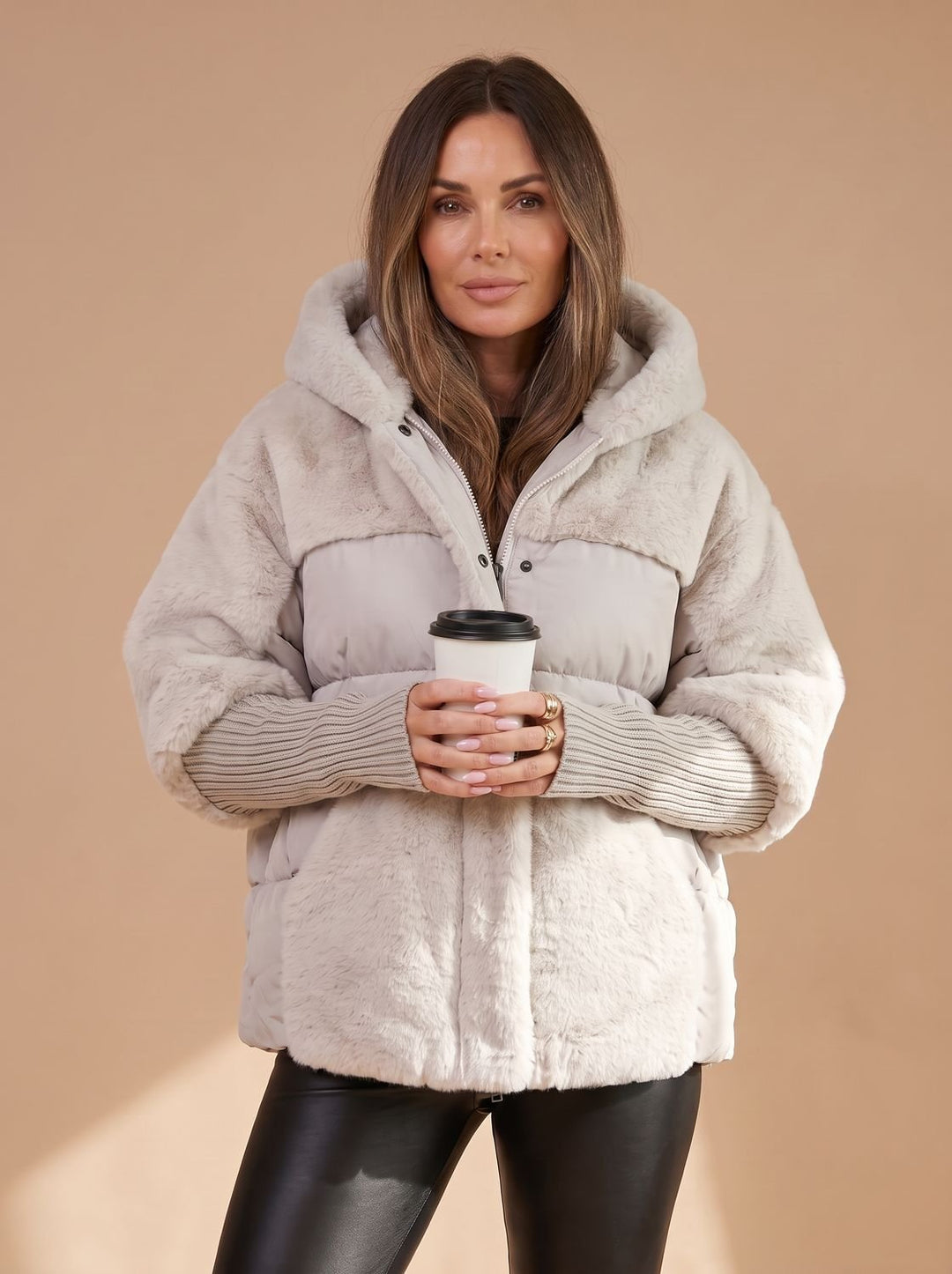 Damen Kurze Steppjacke mit Kunstfell-Kapuze Rippstrick-Bündchen - Grau