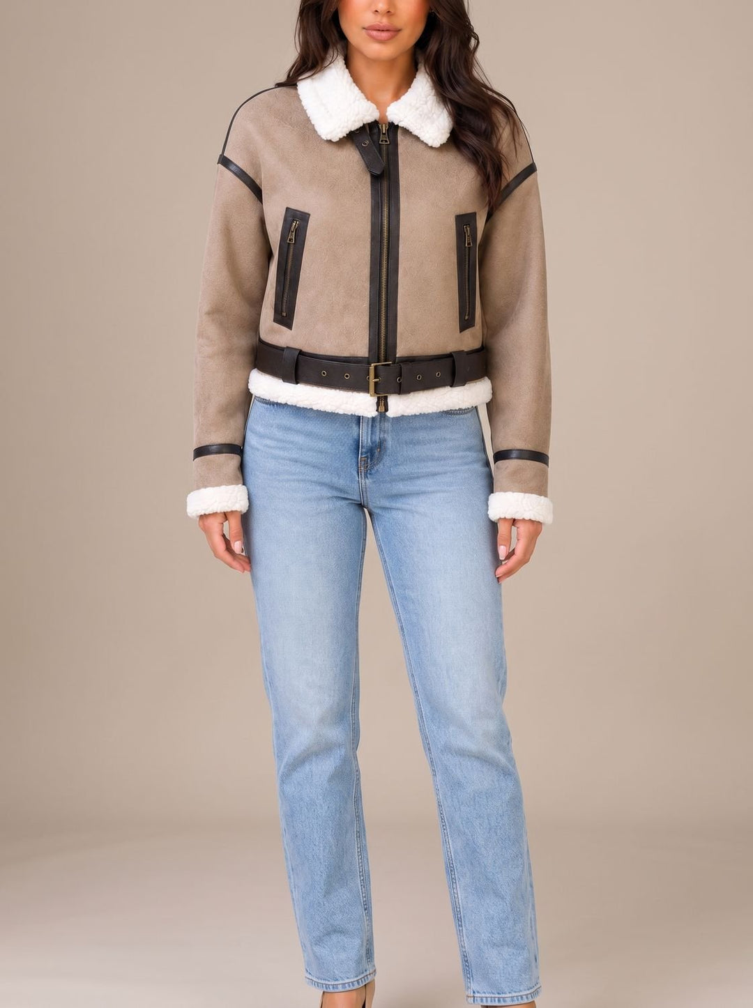Damen Kurze Teddyjacke Aviator-Stil mit Kunstfell-Besatz und Gürtel - Beige