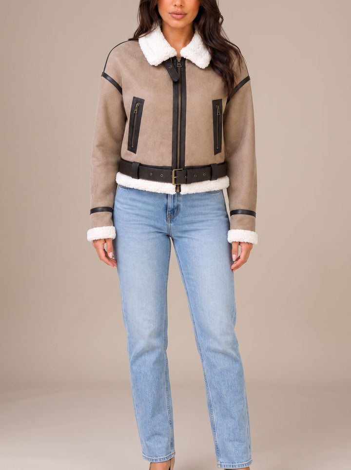Damen Kurze Teddyjacke Aviator-Stil mit Kunstfell-Besatz und Gürtel - Beige