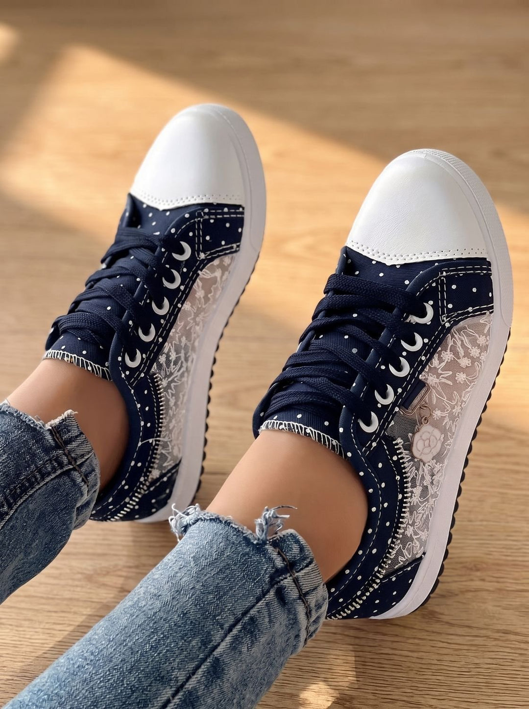Damen Orthopädische Sneaker mit Spitzenbesatz Blumendetail Schnürschuh