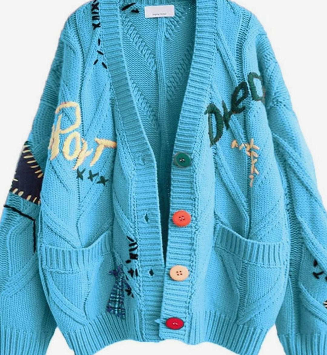 Damen Oversized Strickjacke mit Buchstabenprint und Bunten Knöpfen - Himmelblau