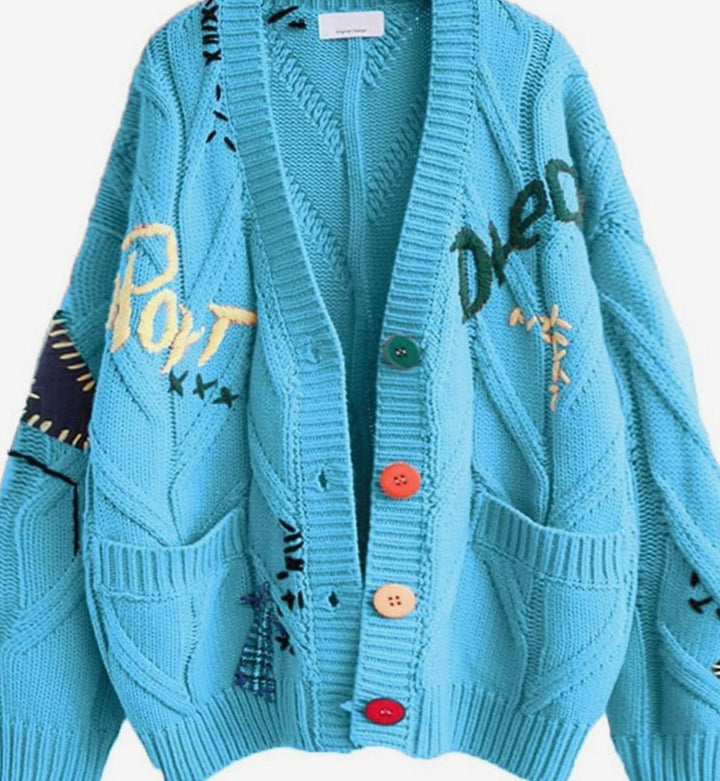 Damen Oversized Strickjacke mit Buchstabenprint und Bunten Knöpfen - Himmelblau