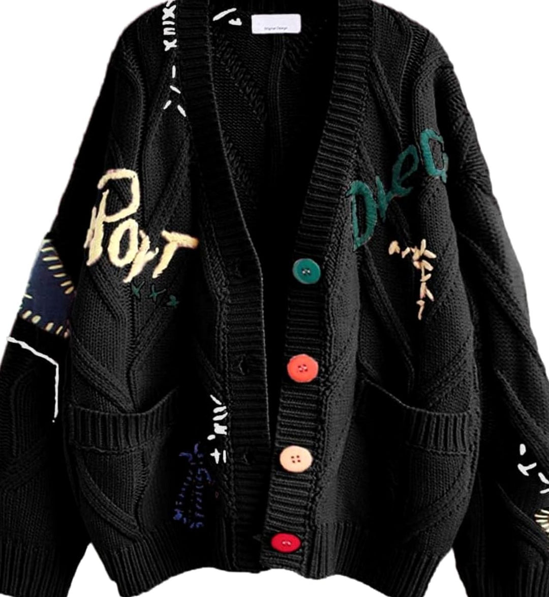 Damen Oversized Strickjacke mit Buchstabenprint und Bunten Knöpfen - Schwarz