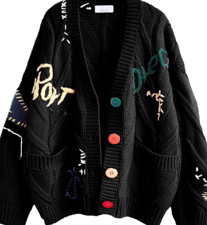 Damen Oversized Strickjacke mit Buchstabenprint und Bunten Knöpfen - Schwarz