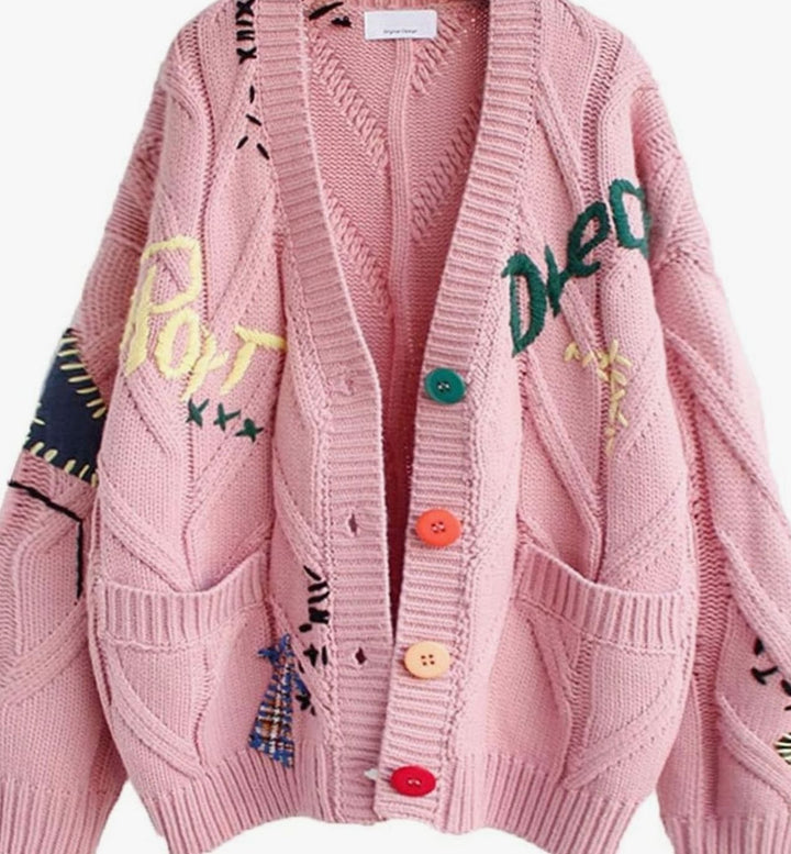 Damen Oversized Strickjacke mit Buchstabenprint und Bunten Knöpfen - Rosa