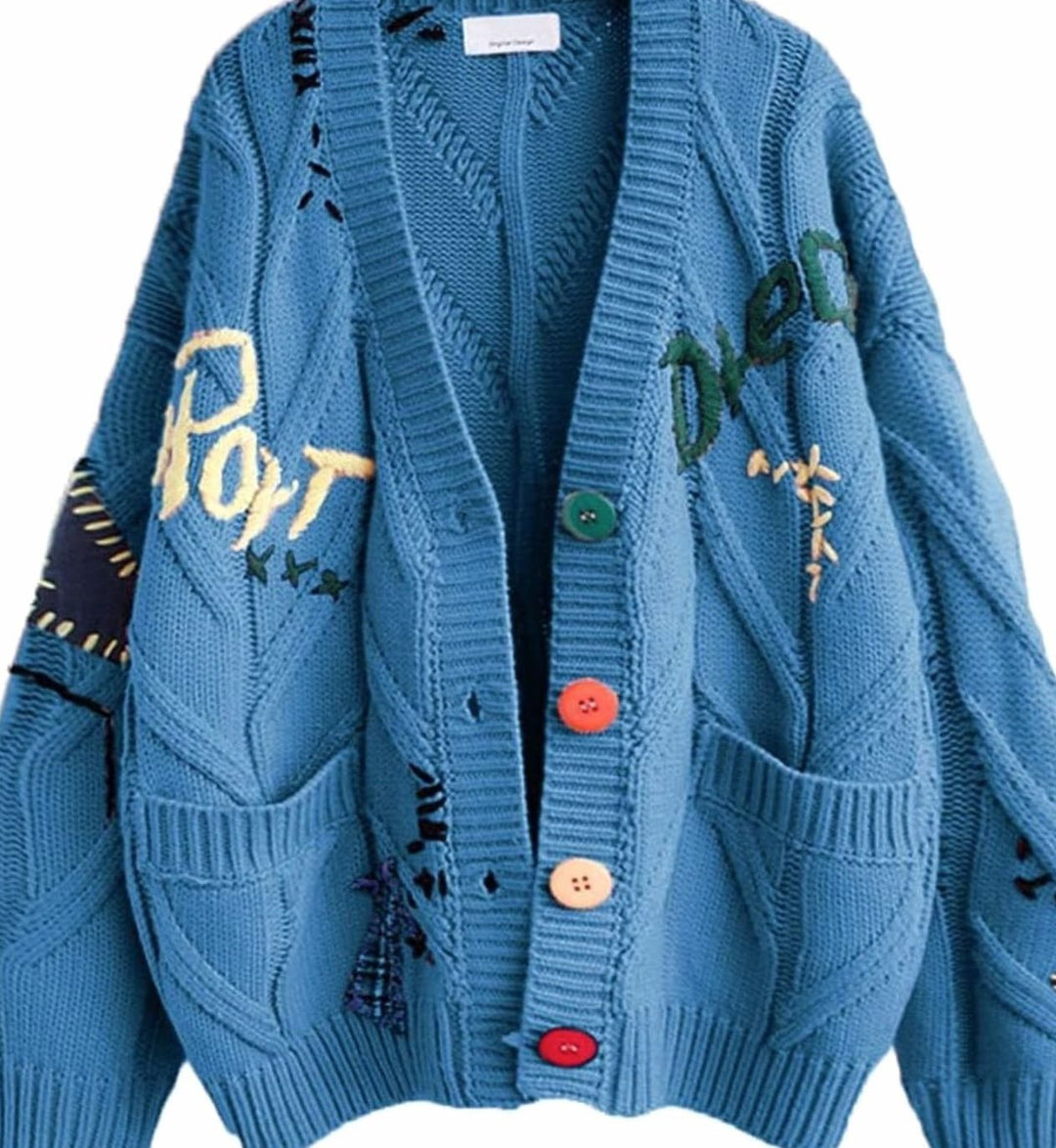 Damen Oversized Strickjacke mit Buchstabenprint und Bunten Knöpfen - Blau