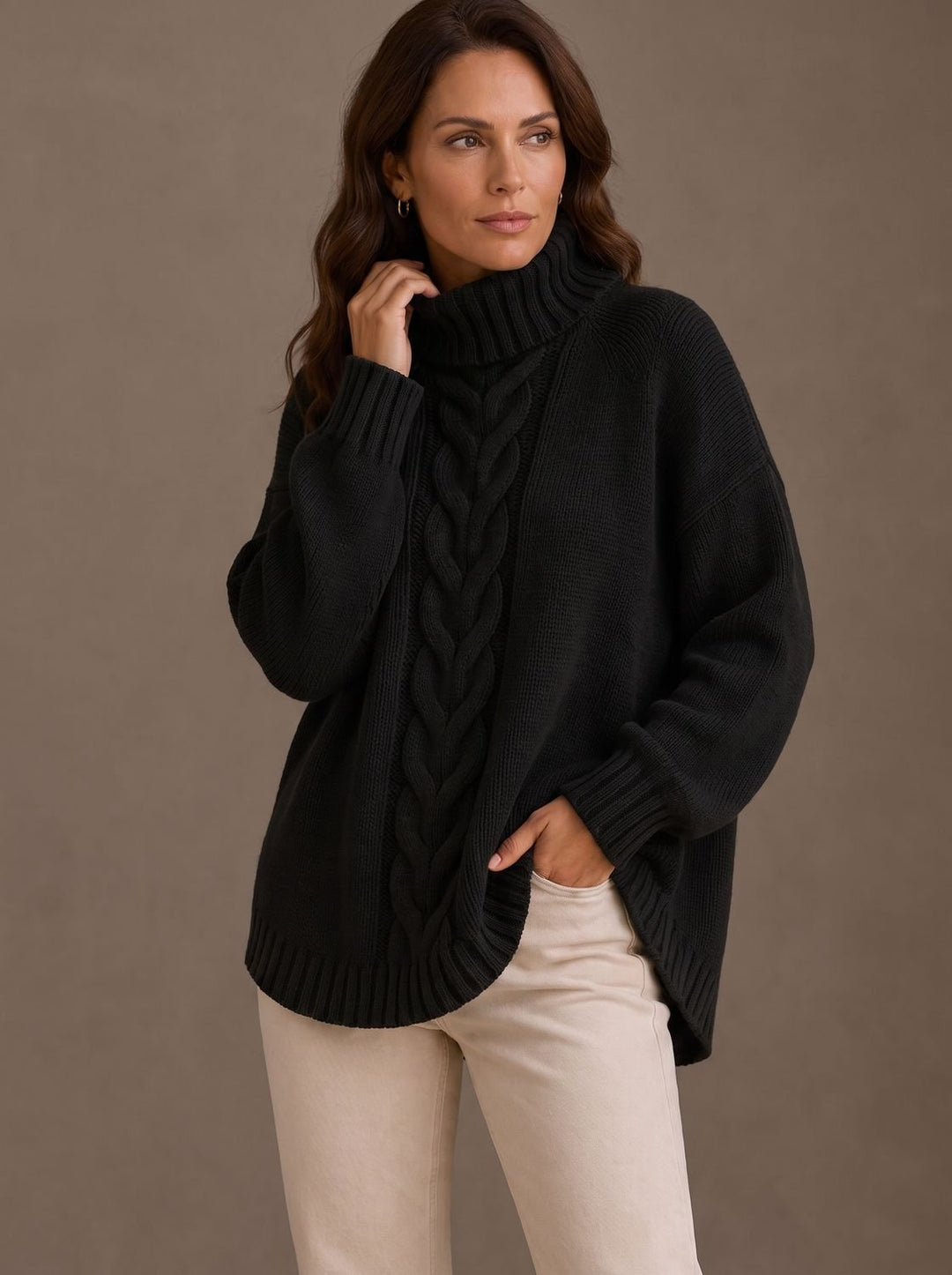 Damen Oversized Zopfmuster-Rollkragenpullover mit Seitenschlitzen - Schwarz