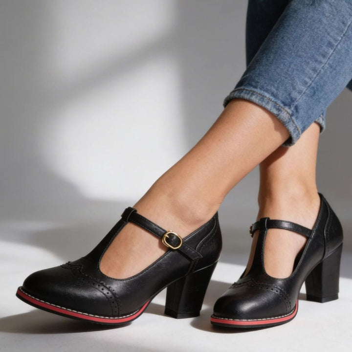 Damen Retro Brogue T-Bar Pumps mit Blockabsatz und Goldschnalle