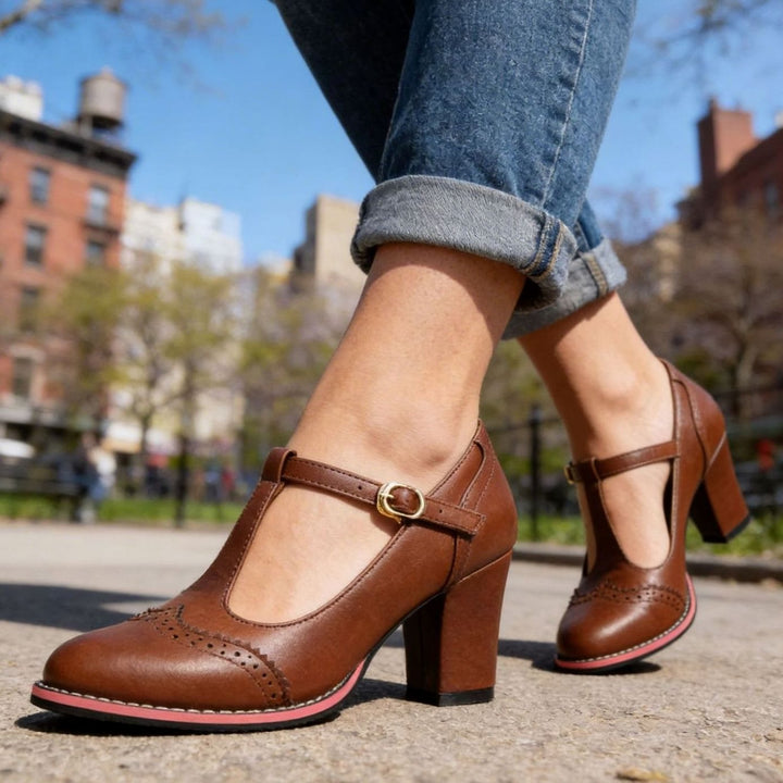 Damen Retro Brogue T-Bar Pumps mit Blockabsatz und Goldschnalle