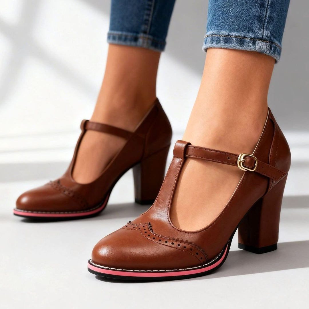 Damen Retro Brogue T-Bar Pumps mit Blockabsatz und Goldschnalle - Braun