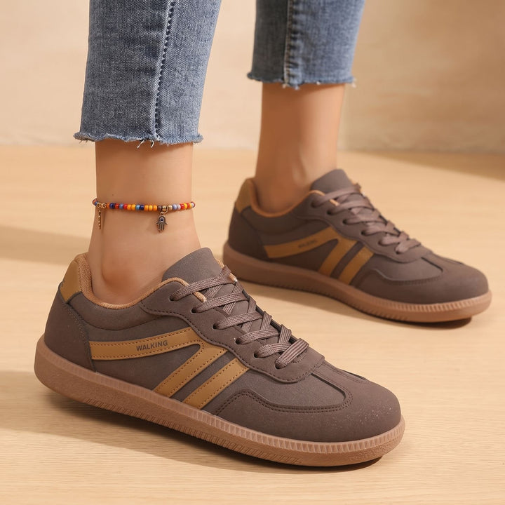 Damen Retro Low-Top Sneaker mit Schnürung und Kontraststreifen - Braun