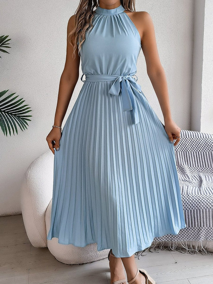 Damen ärmelloses Neckholder Maxikleid plissiert mit Bindegürtel - Hellblau