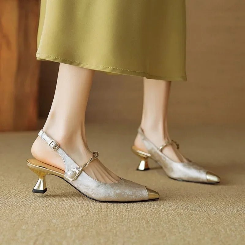 Damen Spitzschuh Kitten-Heel Slingback-Pumps Jacquard Perlenriemen - Beige