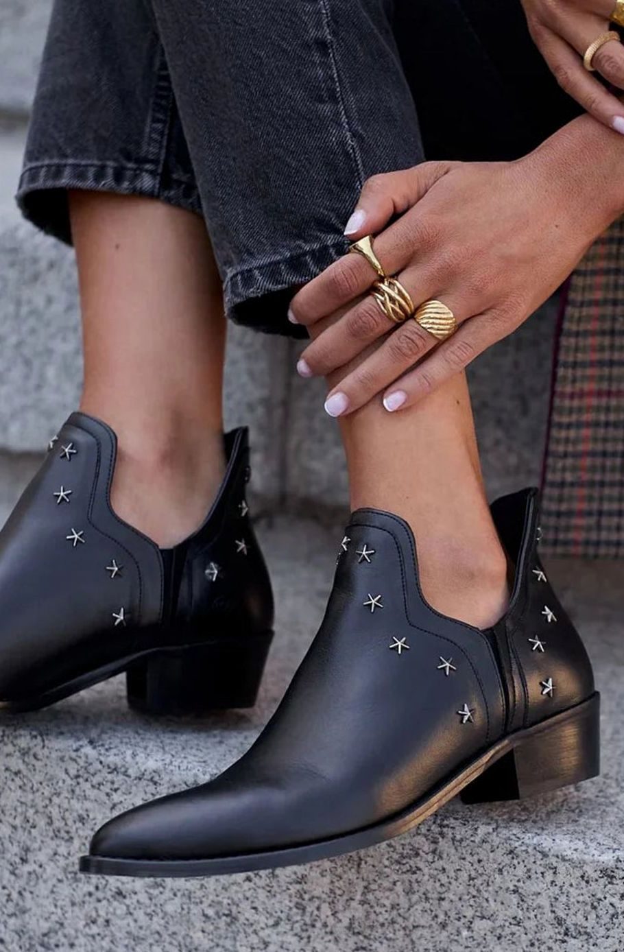Damen Stiefeletten mit Stern-Nieten Spitzer Zehenbereich Blockabsatz - Schwarz