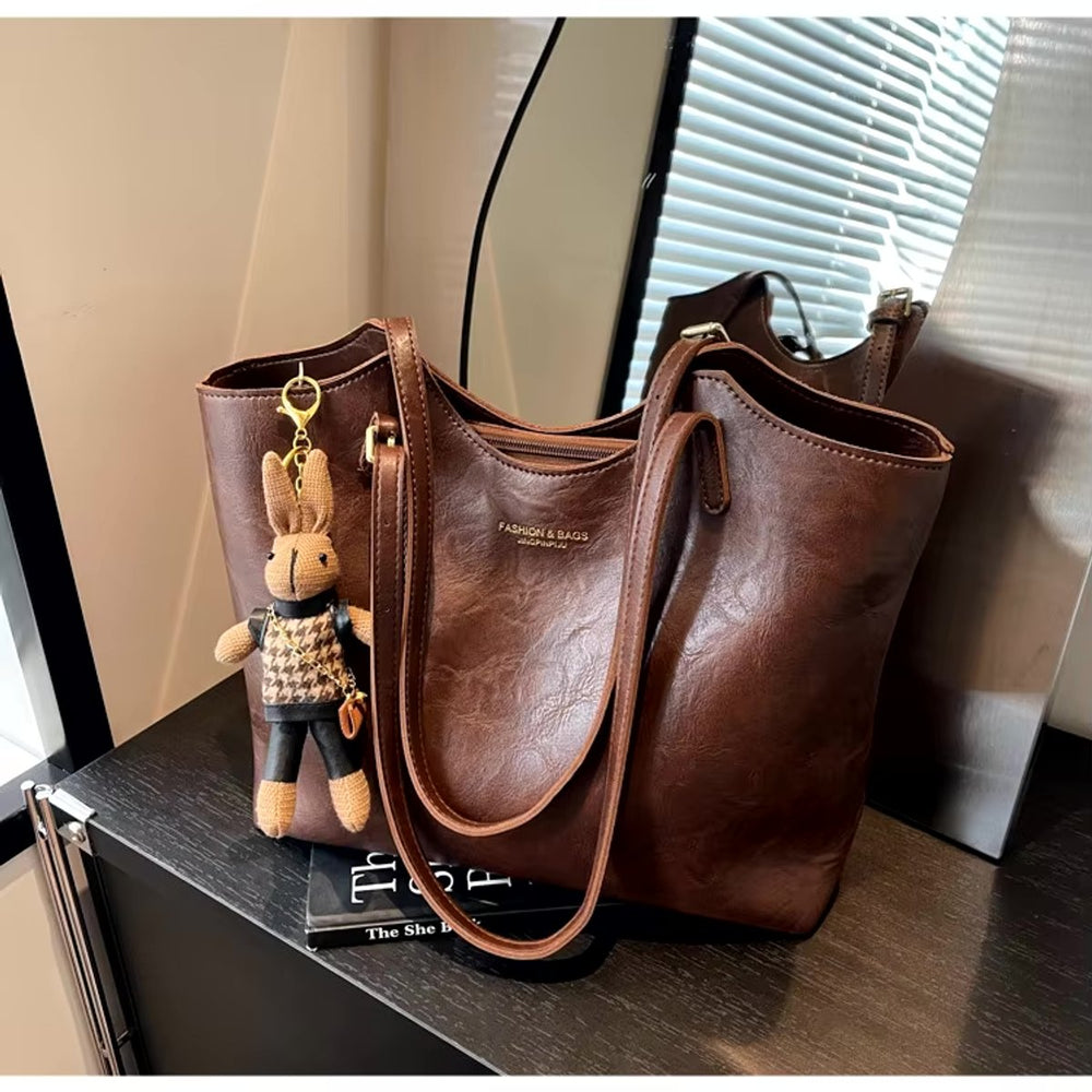 Damen Veganleder Tote Bag Schultertasche mit Plüsch-Anhänger