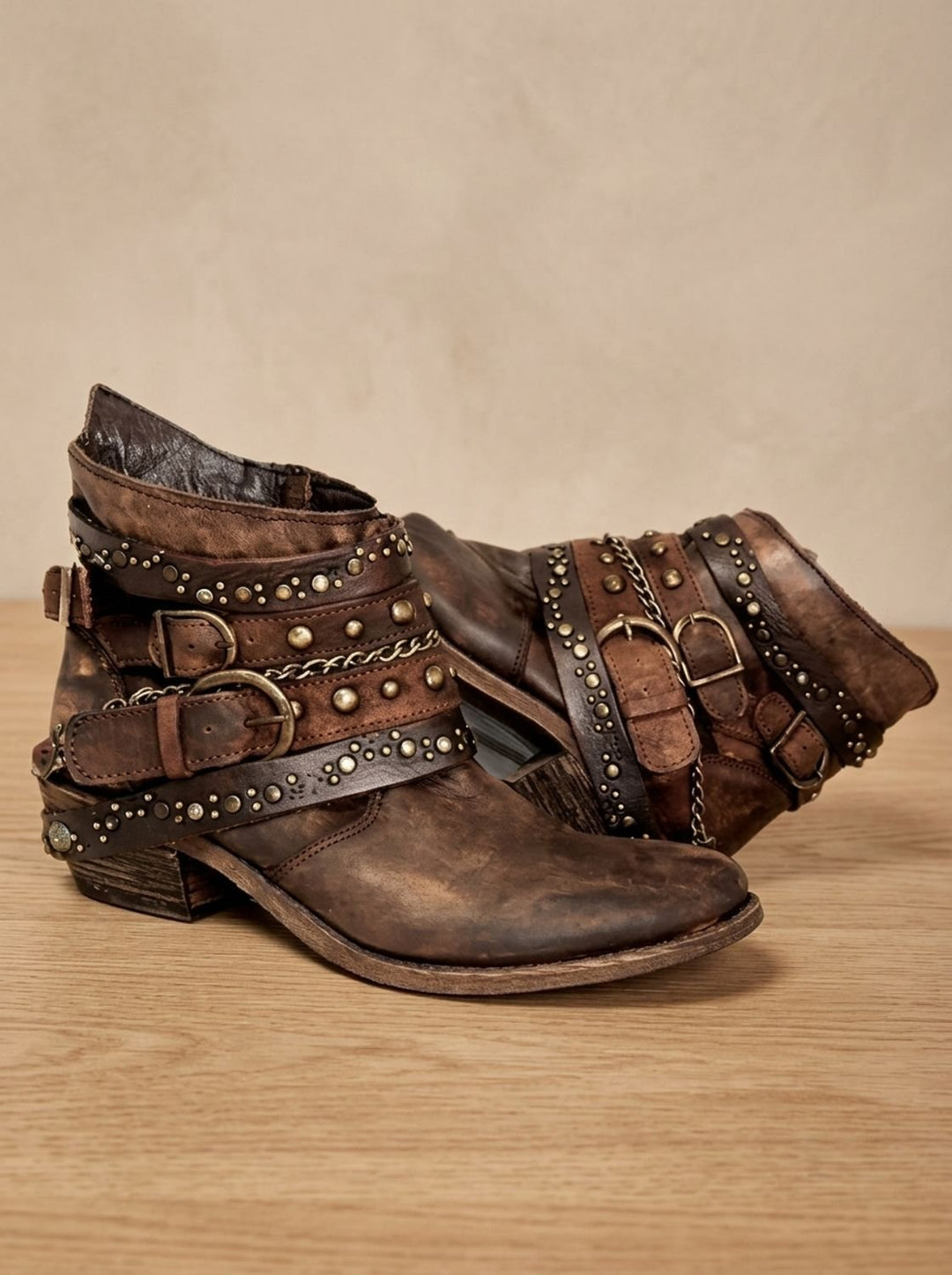 Damen Vintage Western Stiefeletten mit Schnallenriemen Nieten Ketten
