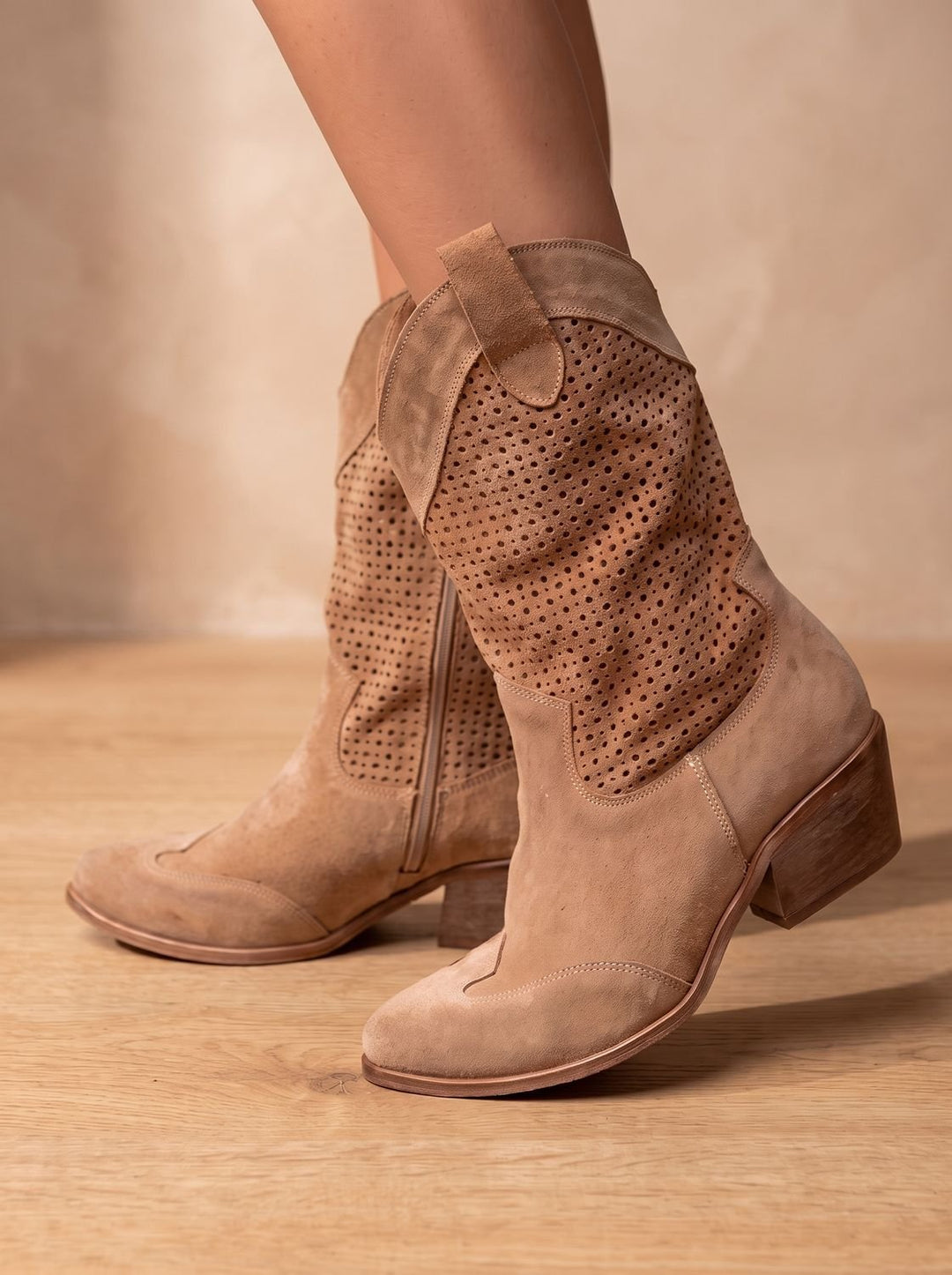 Damen Western Cowboy-Stiefel Perforierter Veloursleder-Look Blockabsatz