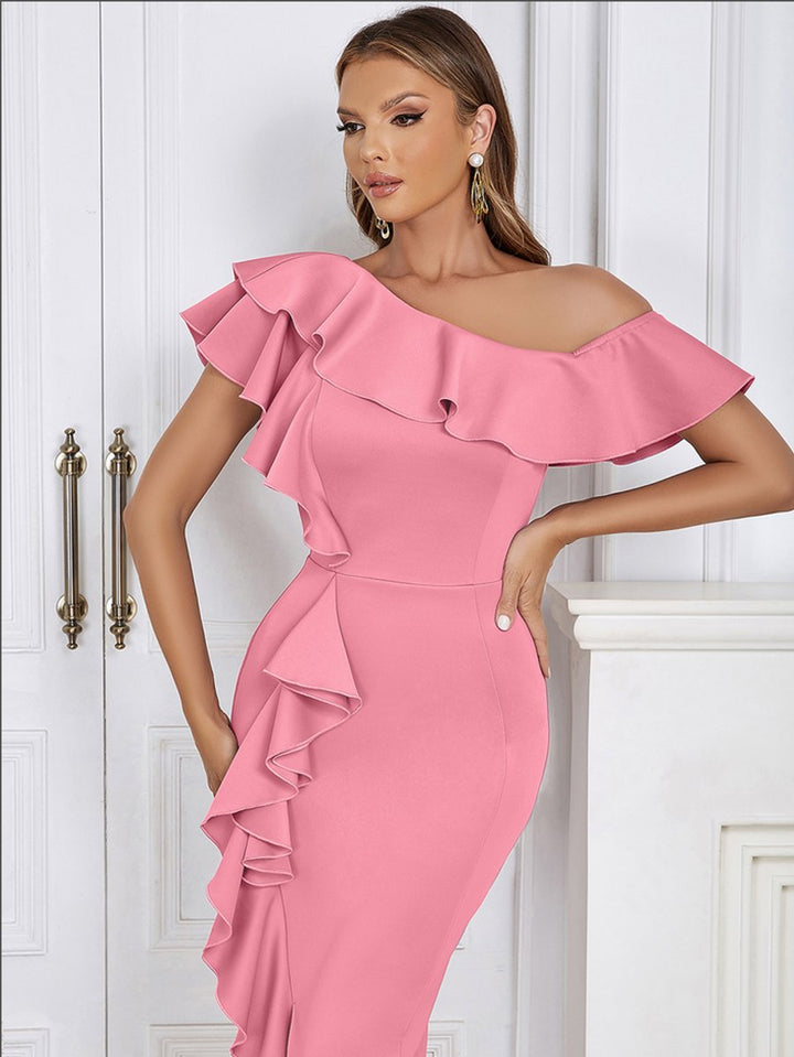 Figurbetontes asymmetrisches Rüschen-Midikleid mit One-Shoulder-Ausschnitt