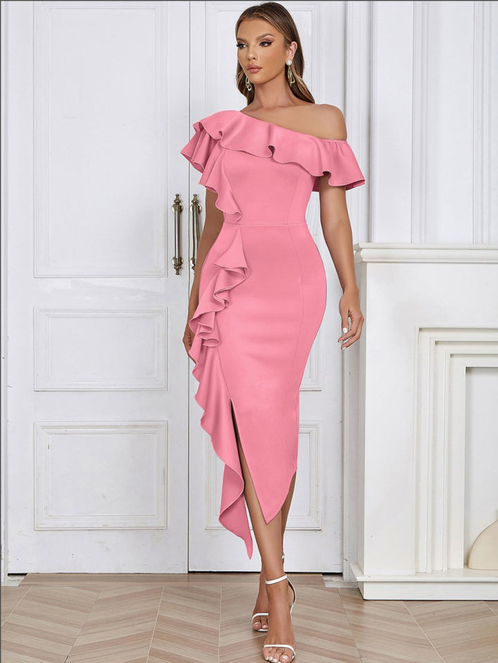 Figurbetontes asymmetrisches Rüschen-Midikleid mit One-Shoulder-Ausschnitt