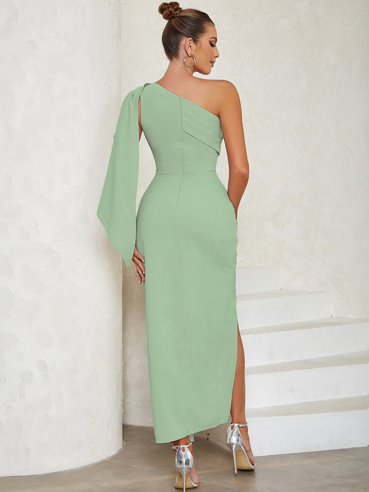 Figurbetontes One-Shoulder Midikleid mit Drapierung und Schlitz